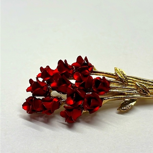 Rose Bouquet Vintage signed DM97 Red Rose Gold Tone Bouquet Brooch 1 Dozen Roses - Picture 4 of 10
